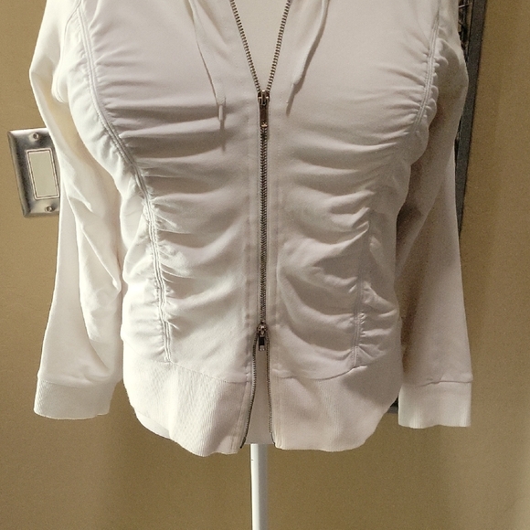 Boston Proper Ruched White Hoodie with Back Crown Design - Picture 6 of 9